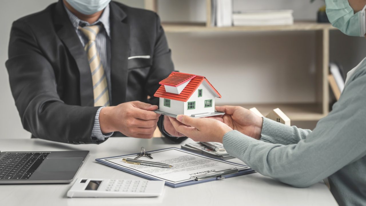 real estate brokers offer home designs for clients to trade with a mortgage loan contract